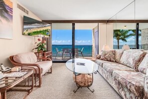 Condo, 2 chambres | Aire de séjour