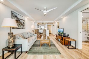 Condo, 2 Bedrooms | Ruang tamu
