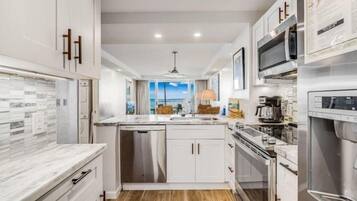 Appart'hôtel, 2 chambres | Cuisine privée | Cafetière/bouilloire, réfrigérateur, four
