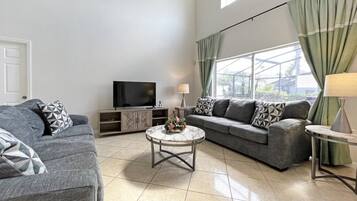 House, 5 Bedrooms | Living area