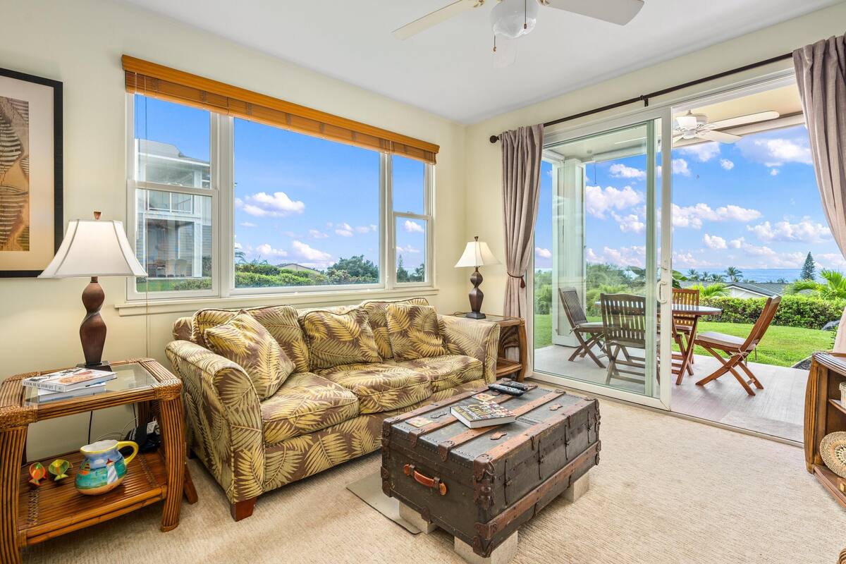 Townhome, 2 Bedrooms | Ruang tamu | TV Pintar