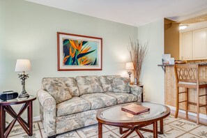Condo, 1 Bedroom | Living area