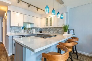 Condo, 1 Bedroom | Private kitchen | Fridge, oven, coffee/tea maker, toaster