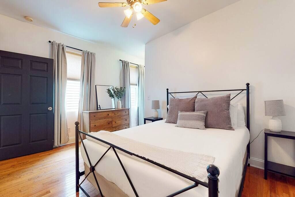 2 habitaciones, escritorio, tabla de planchar con plancha y wifi 