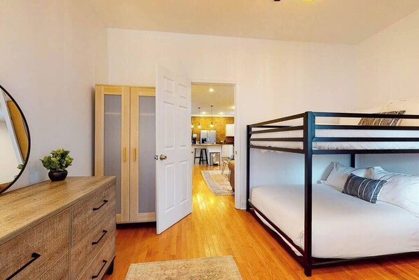 2 Schlafzimmer, Schreibtisch, Bügeleisen/Bügelbrett, WLAN