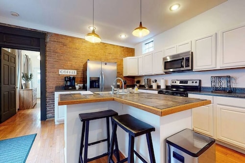 Cozy NuLu Getaway | Private Yard + Free Parking