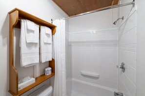 Combined shower/tub, hair dryer, towels - Navigateur Ste-Luce (Sainte-Luce)