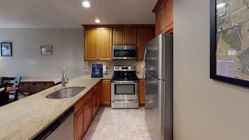 Condo, 3 Bedrooms | Private kitchen | Fridge, oven, coffee/tea maker, toaster