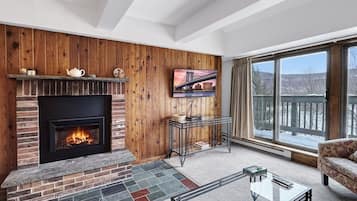 Condo, 2 Bedrooms | Living area