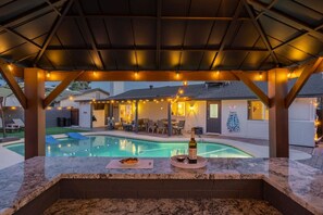 A heated pool - Upscale Home~Pergola/ Built in Bbq!~Resort~Backyard~Heated Pool (Chandler)