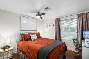 3 habitaciones, escritorio y tabla de planchar con plancha 