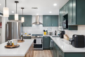 Geladeira, micro-ondas, fogão, cooktop