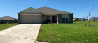 Family Home in Small Country Town 15 min from OKC