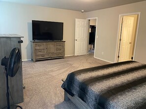 4 habitaciones, caja de seguridad en la habitación y escritorio 