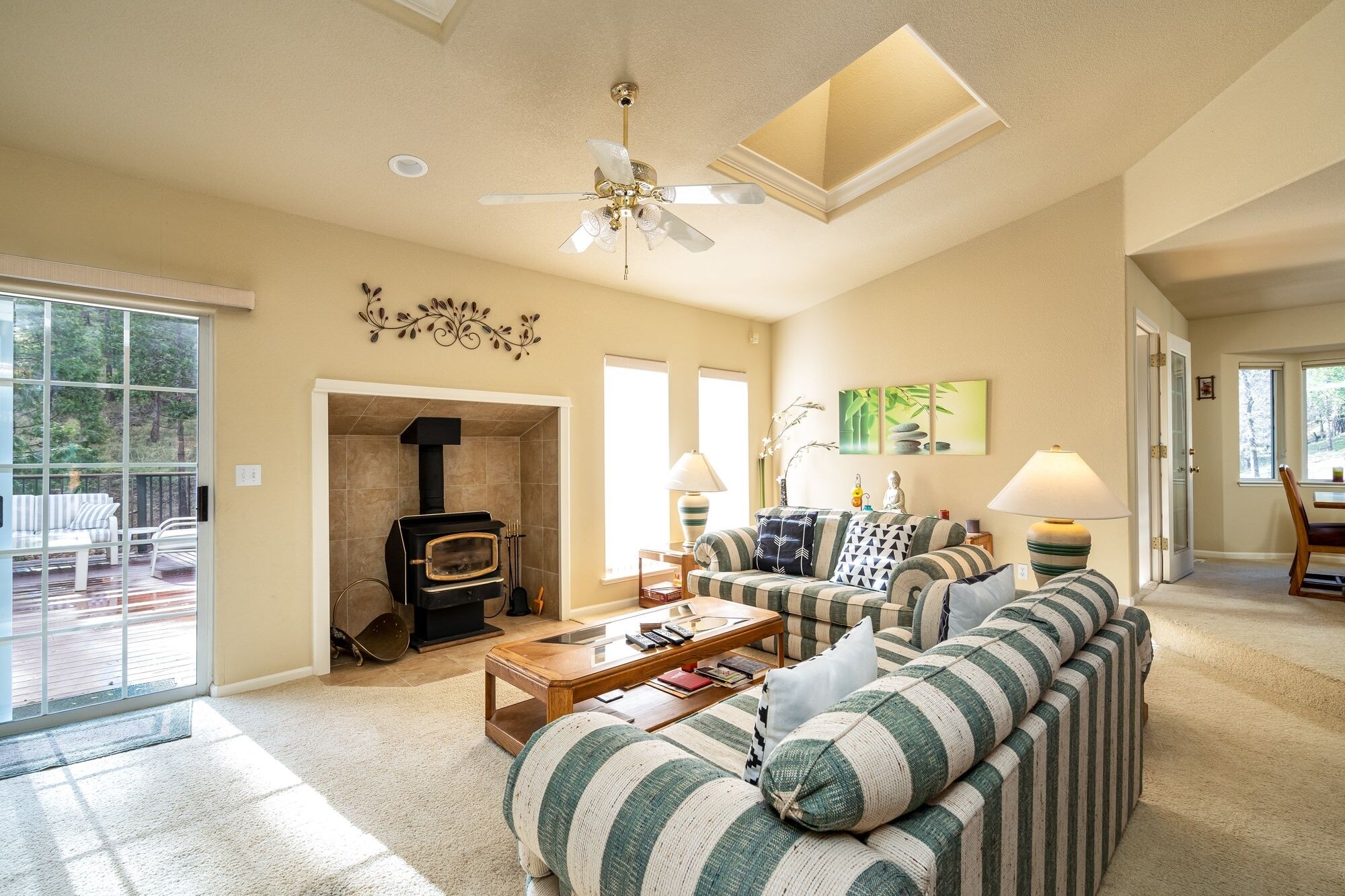 Happy Trails - Updated Home with Cozy Sunroom by Yosemite Region Resorts