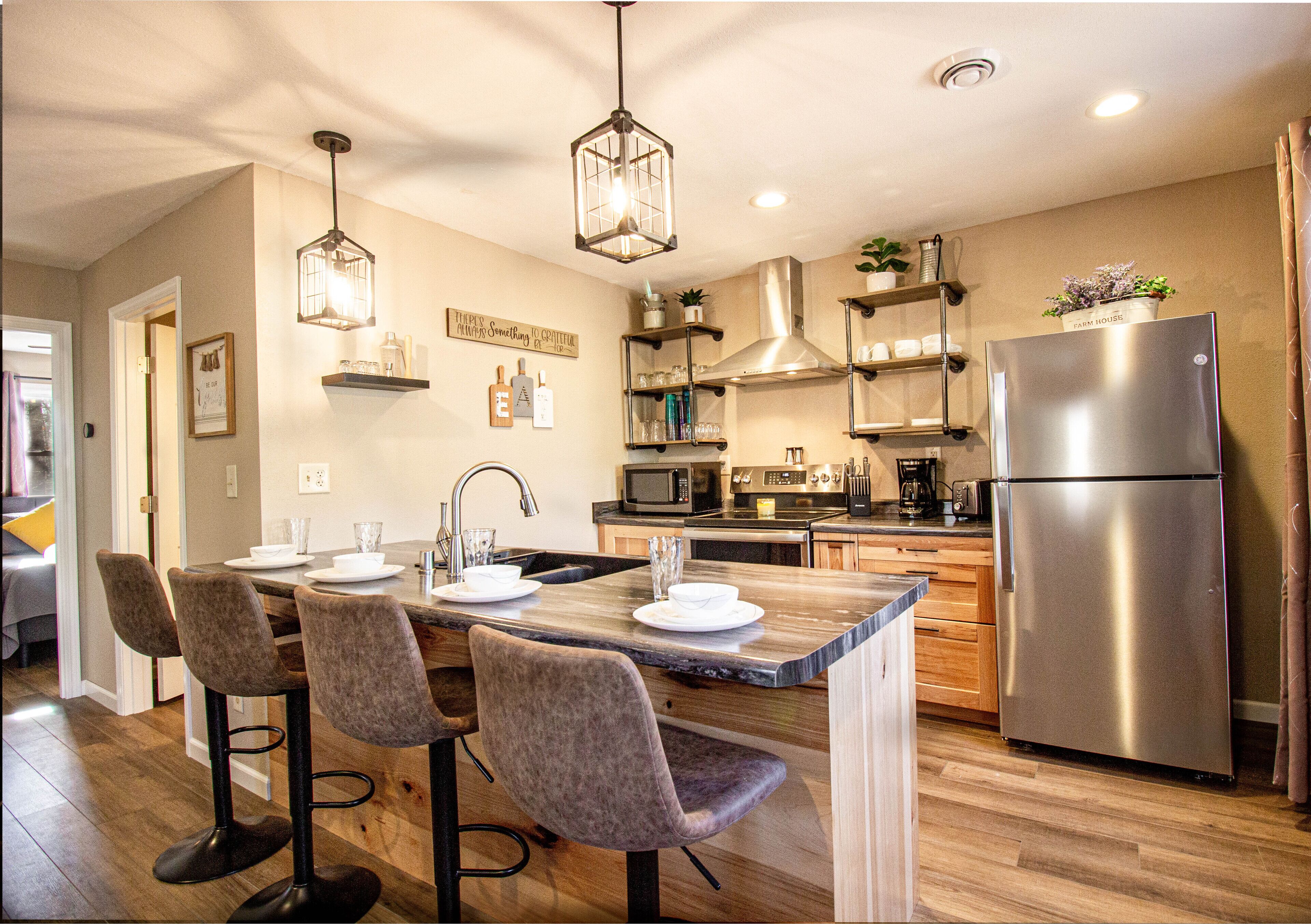 Kjøleskap, mikrobølgeovn, ovn og kokeplater