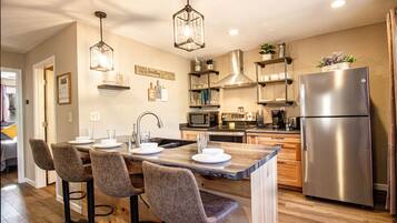 Jääkaappi, mikroaaltouuni, uuni, liesi