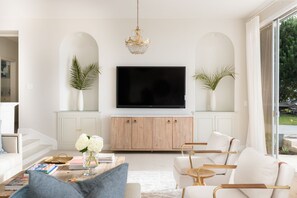 Smart TV, fireplace - Vista by AvantStay | Stunning Estate w/ Views of the Pacific Ocean | Pool & Spa (La Jolla)