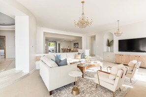 Interior - Vista by AvantStay | Stunning Estate w/ Views of the Pacific Ocean | Pool & Spa (La Jolla)