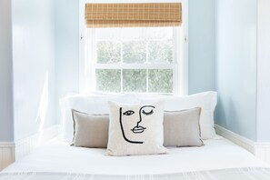 3 habitaciones, tabla de planchar con plancha y cuna de viaje 