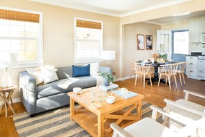Dining - Kokomo by AvantStay | Bayside Getaway w/ Fire Pit, & Large Outdoor Patio (San Diego)