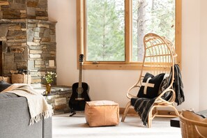 Interior - Coyote Moon by AvantStay | Cabin W/Sauna | Mins from DT Truckee & NorthStar (Truckee)