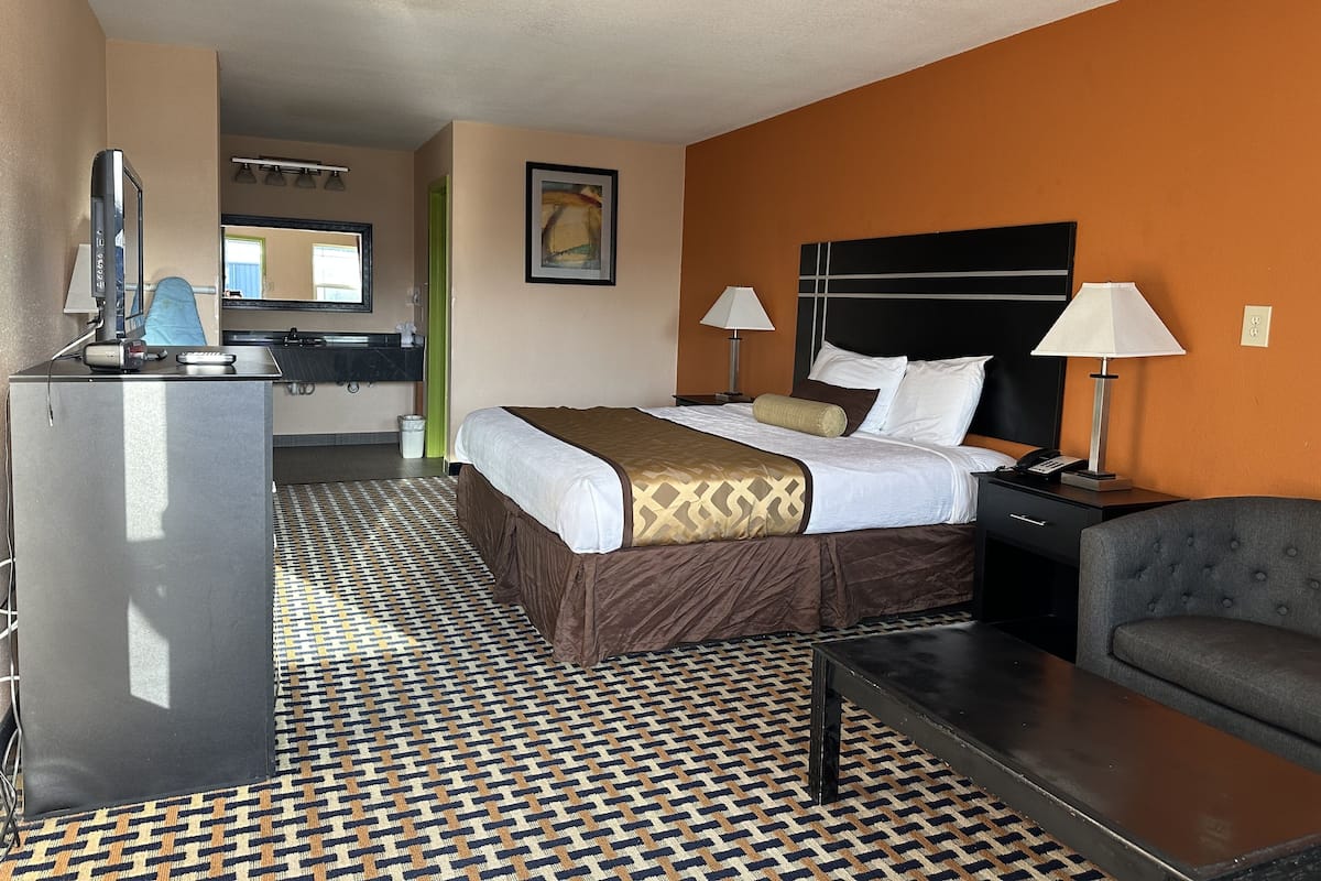 Basic Single Room | Laptop workspace, iron/ironing board, free WiFi