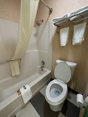 Basic Double Room | Bathroom - WEATHERFORD INN AND SUITES (Weatherford)
