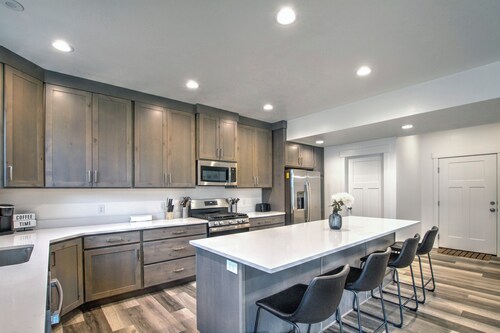 Boat Harbor House - Pool & Hot Tub Access in Unbeatable Location!