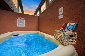 Outdoor spa tub - Comfy Villa | 5 Min to Dinsey! Hot Tub & BBQ* (Kissimmee)