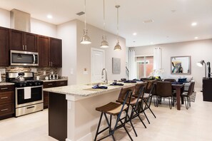 冷蔵庫、電子レンジ、オーブン、コンロ