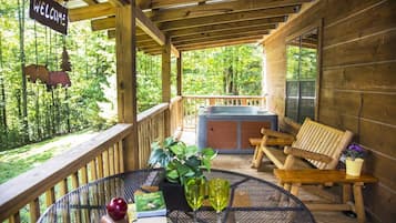 Banyera d'hidromassatge a l'aire lliure