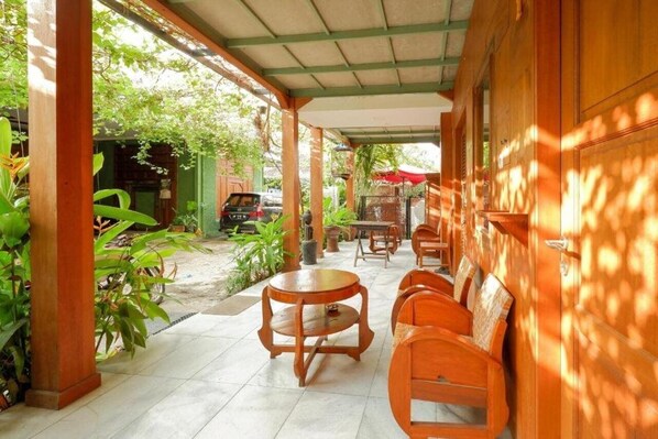 Outdoor dining - OYO 4016 Tan Jokteng Guest House (Yogyakarta)