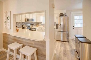 Kylskåp, mikrovågsugn, ugn och spishäll