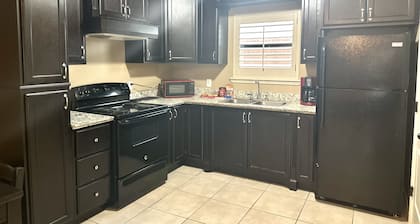 Luxe Living Apartment- 2 bed/1 bath - 5 STARS