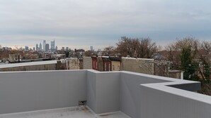 A rooftop with a view of a city skyline, including several high-rise buildings. - Feng shui Philly Townhouse Unit w Rooftop (Philadelphia)