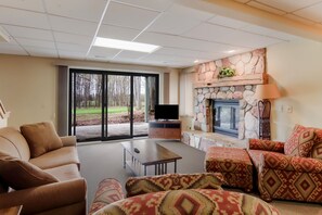 Télévision, cheminée, baby-foot