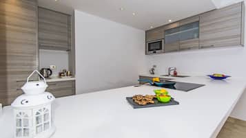 Frigorifero, microonde, forno, piano cottura