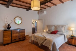 4 عدّة غرف نوم ومكواة/لوح كي وواي فاي وملاءات أسرّة