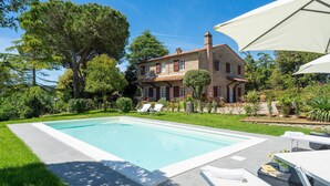 A swimming pool with lounge chairs and a stone building in the background. - Villa in Gambassi with pool, A/C, village and restaurant at walking distance, (Gambassi Terme)