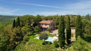 A large house surrounded by trees and a swimming pool. - Villa in Gambassi with pool, A/C, village and restaurant at walking distance, (Gambassi Terme)