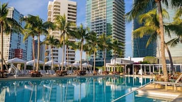 Una piscina al aire libre, una piscina climatizada