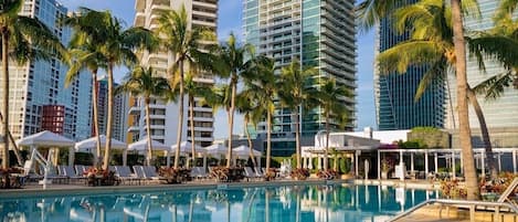 Una piscina al aire libre, una piscina climatizada