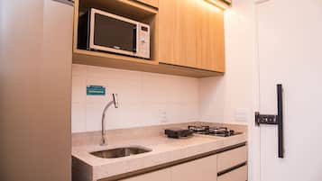 Refrigerador con freezer, microondas, placa de cocina
