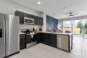 Køleskab, mikrobølgeovn, ovn, kogeplade