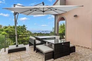 Outdoor dining - Huge Villa - Secluded Setting - Tons of Amenities (Ocotal)