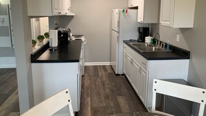 Wasserkocher mit Kaffee-/Teezubehör, Kühlschrank, Mikrowelle, Ofen