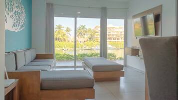 Pacifika 1014 , hermoso departamento ! | Living area | 50-inch flat-screen TV with digital channels, TV