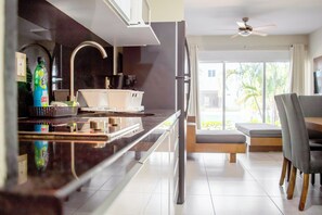 Pacifika 1012 , hermoso departamento ! | Cocina privada | Refrigerador con congelador, microondas, cafetera y tetera y licuadora 