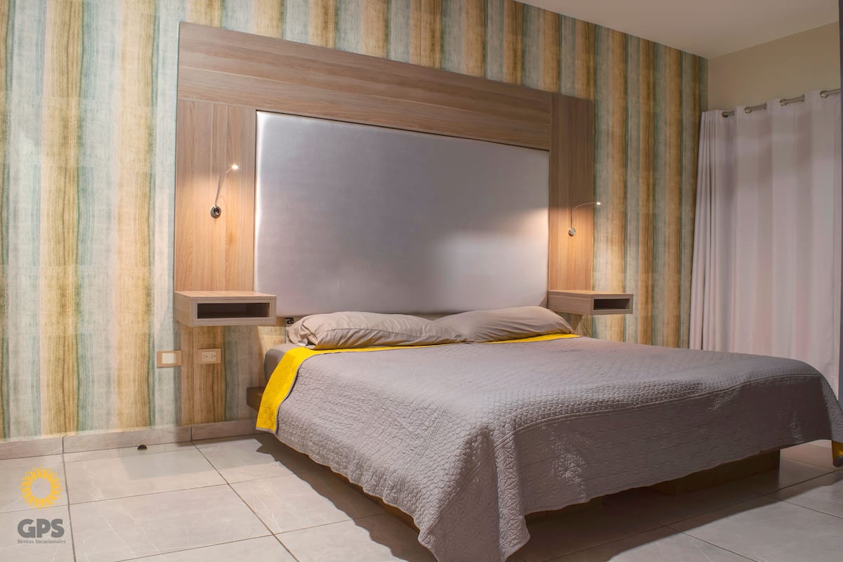 Comfort Room | Premium bedding, down comforters, laptop workspace, free WiFi